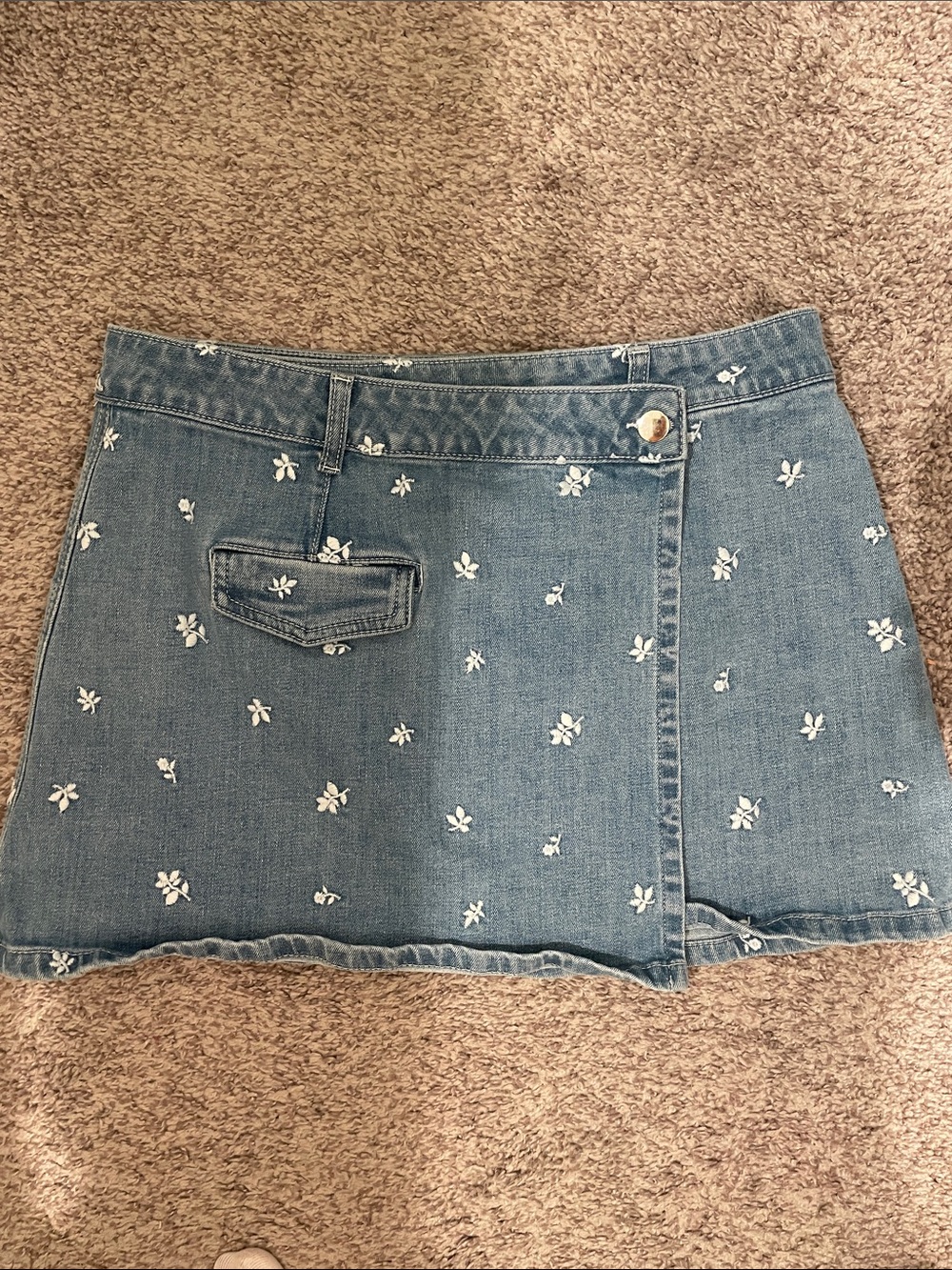 Chelsea & Violet Denim Mini Skirt White Floral Embroidery size 31 inch waist